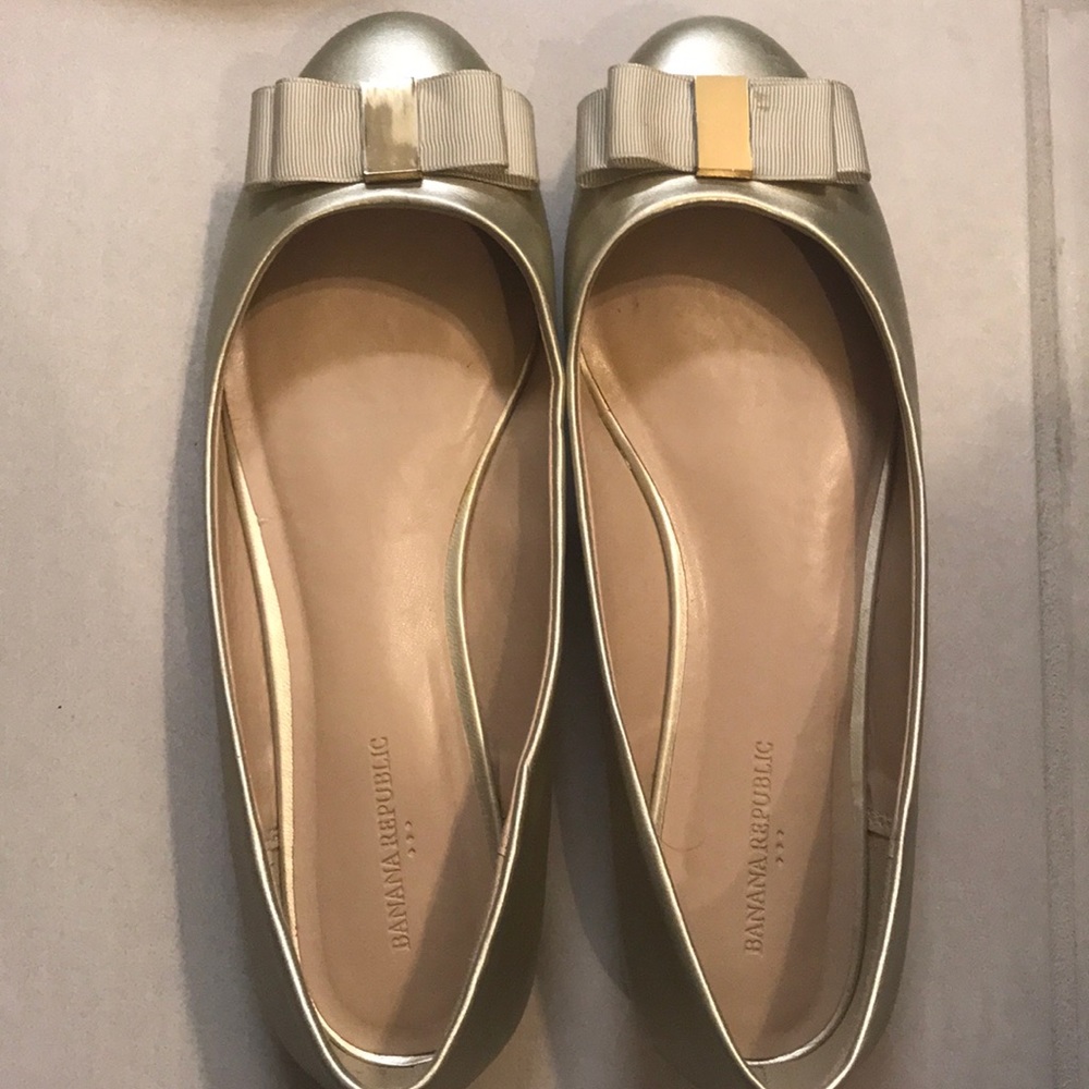 Banana Republic size 7 gold NIB